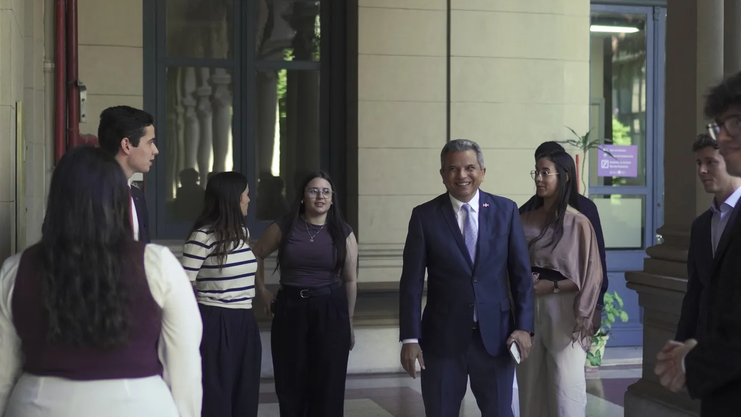 Conversatorio con el Embajador de República Dominicana, Fidel Santana, imagen 6 de 7